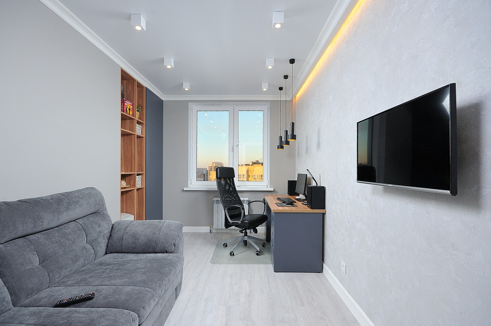 Идея дизайна: рабочее место среднего размера в современном стиле с серыми стенами, светлым паркетным полом, отдельно стоящим рабочим столом и серым полом