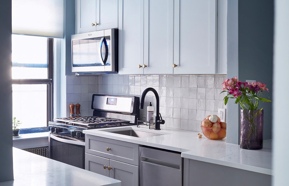 Example of a transitional kitchen design in Columbus