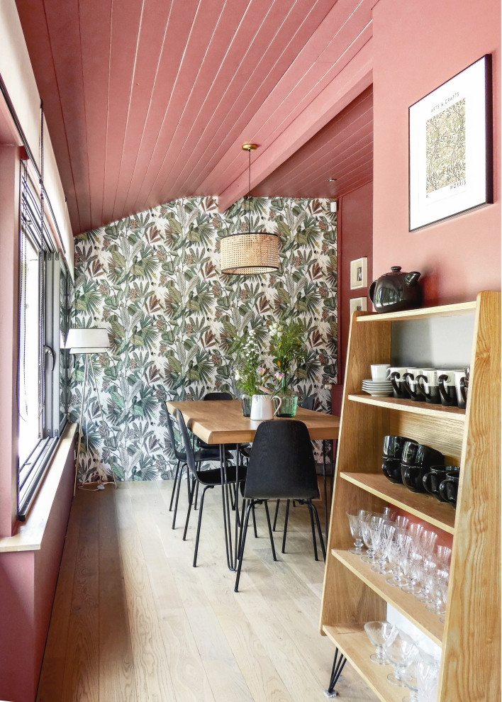Aménagement d'une salle à manger contemporaine.