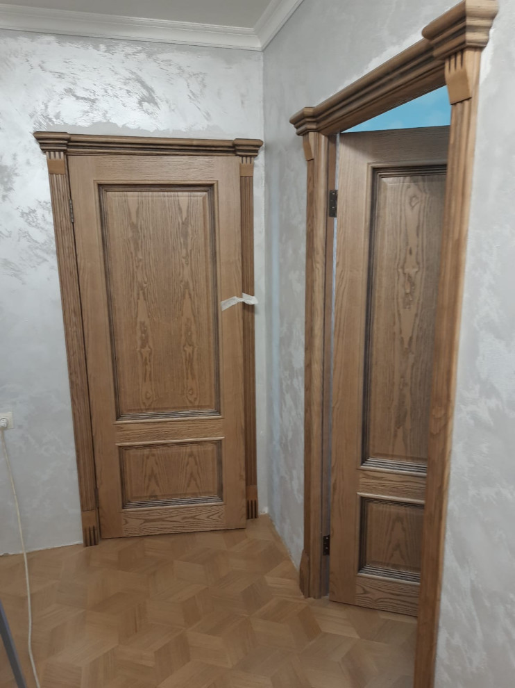 Шпонированные классические двери в московской квартире