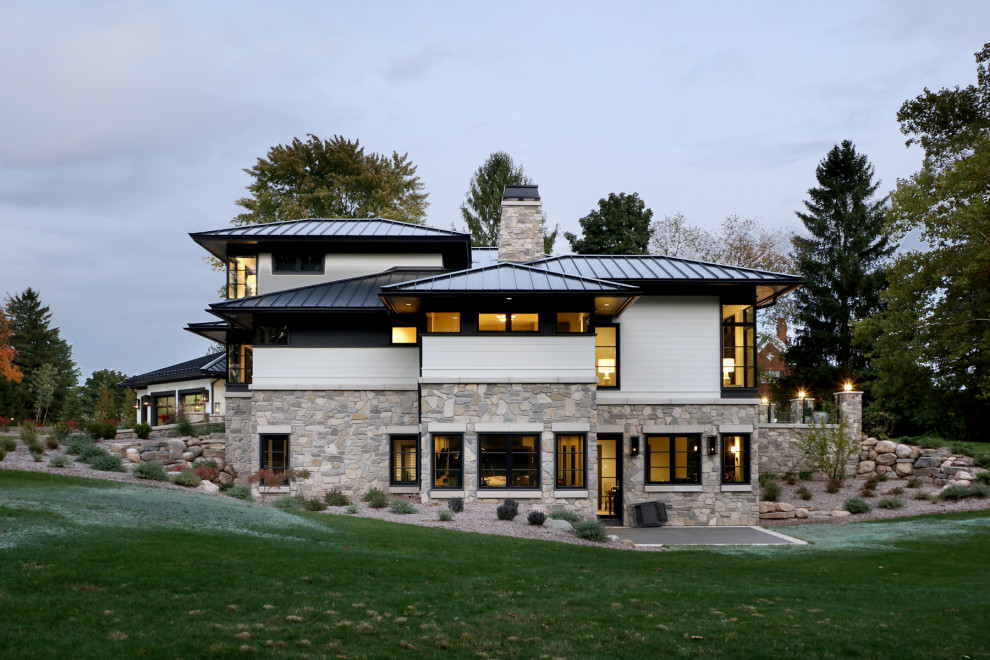 Ispirazione per la villa grande bianca contemporanea a due piani con rivestimenti misti, tetto a padiglione, copertura in metallo o lamiera e tetto nero