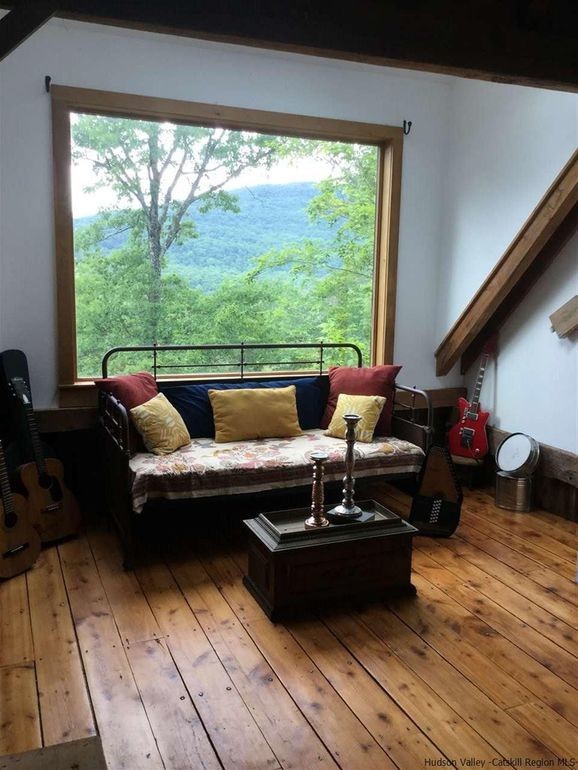 Woodstock Musician Vacant Staging