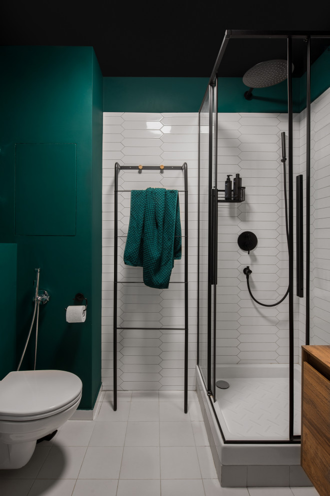 Идея дизайна: маленькая ванная комната в белых тонах с отделкой деревом в современном стиле с плоскими фасадами, фасадами цвета дерева среднего тона, угловым душем, инсталляцией, белой плиткой, керамической плиткой, зелеными стенами, полом из керамогранита, душевой кабиной, накладной раковиной, столешницей из дерева, серым полом, шторкой для ванной, гигиеническим душем, тумбой под одну раковину и подвесной тумбой для на участке и в саду