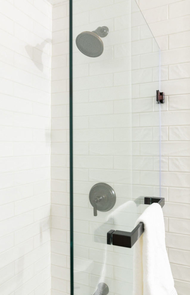 Cette photo montre une salle de bain principale tendance de taille moyenne avec un placard à porte shaker, des portes de placard grises, une baignoire posée et meuble simple vasque.