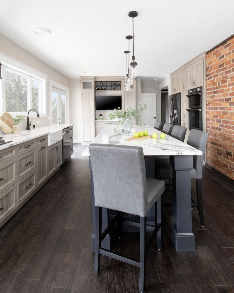 Kitchen - transitional kitchen idea in Toronto