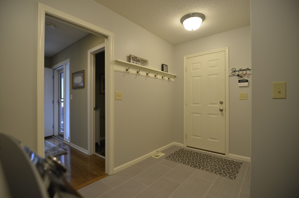 Example of a mid-sized transitional entryway design in Minneapolis