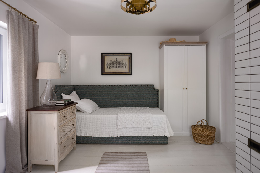 Réalisation d'une petite chambre parentale nordique avec un mur blanc, parquet peint, une cheminée standard, un manteau de cheminée en carrelage, un sol blanc, un plafond à caissons et boiseries.