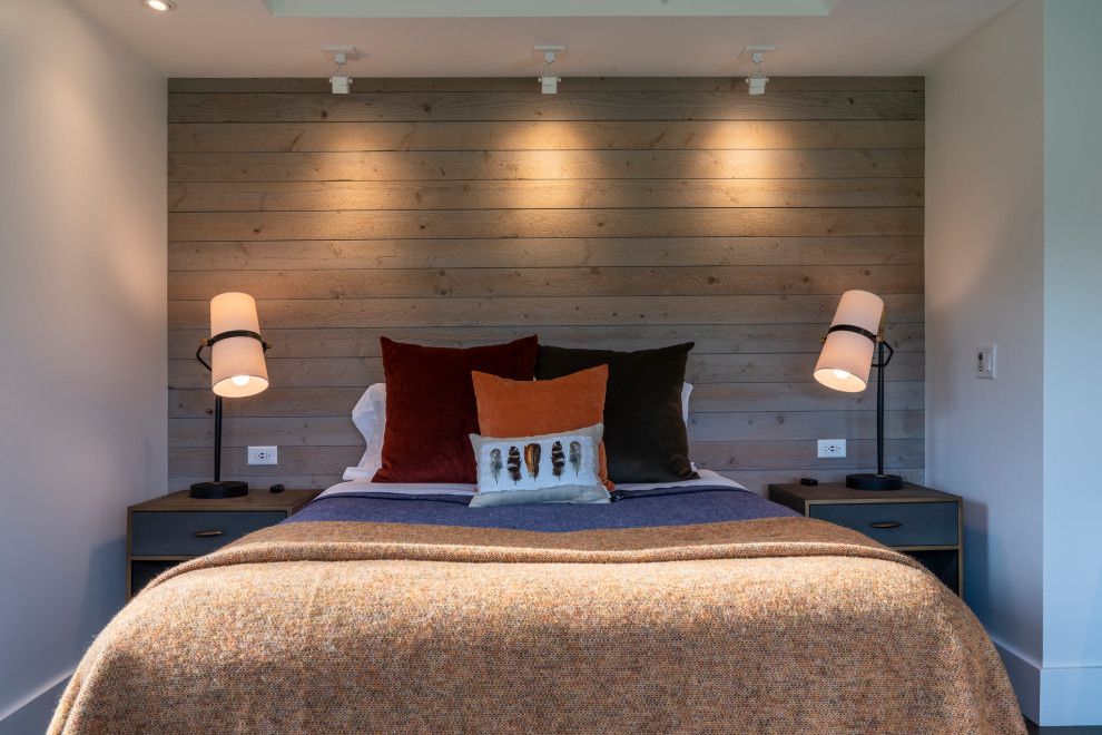 Modelo de dormitorio principal contemporáneo con paredes blancas, suelo de madera en tonos medios y suelo gris