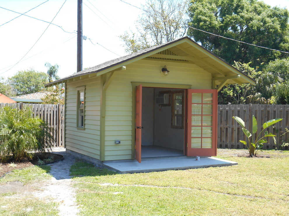 Photo of a small arts and crafts shed and granny flat in Tampa.