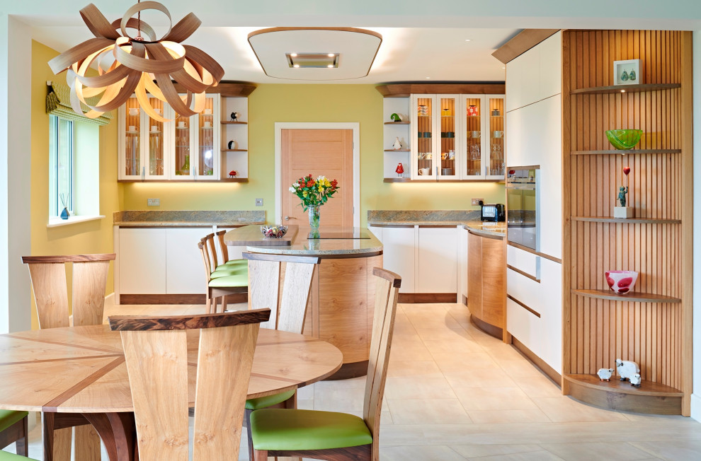Aménagement d'une cuisine américaine contemporaine en L et bois brun de taille moyenne avec un placard à porte plane et îlot.