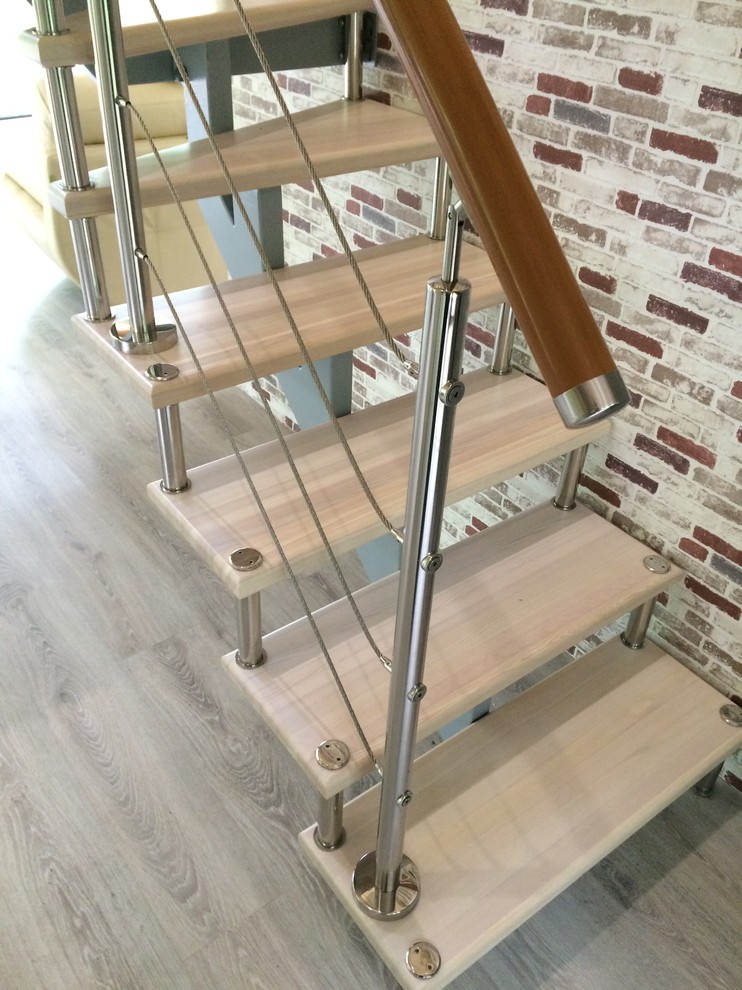 Пример оригинального дизайна: маленькая лестница на больцах с деревянными ступенями и перилами из тросов для на участке и в саду
