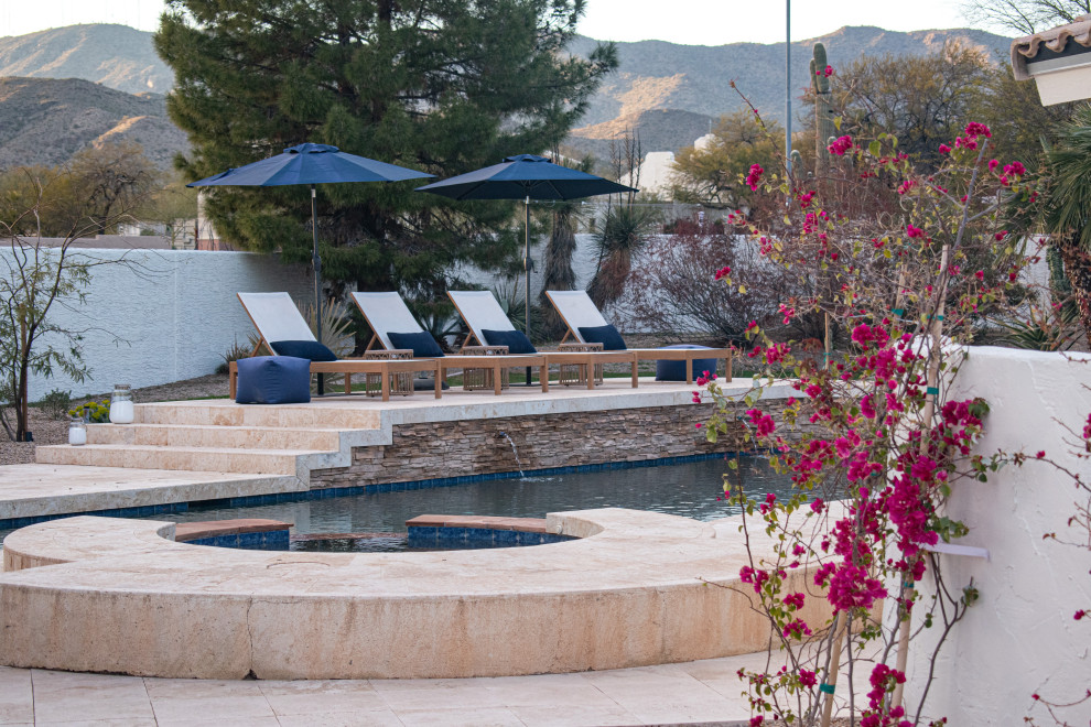Foto di una piscina naturale contemporanea rettangolare di medie dimensioni e dietro casa con una vasca idromassaggio e piastrelle