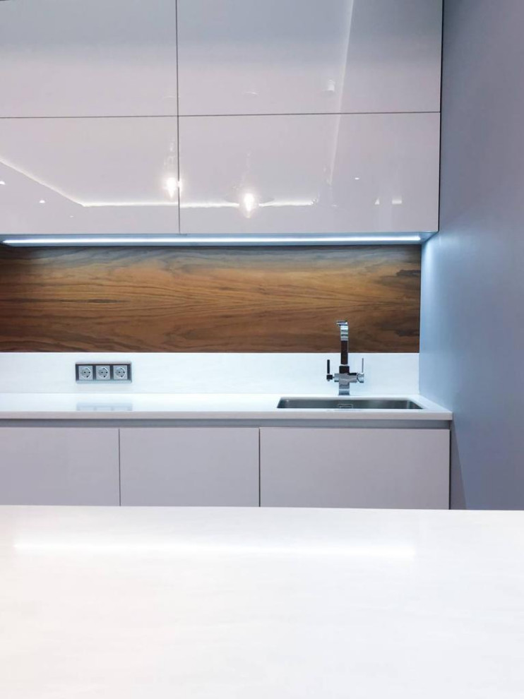 Белая островная кухня с акриловыми фасадами и шпоном в стиле минимализм.