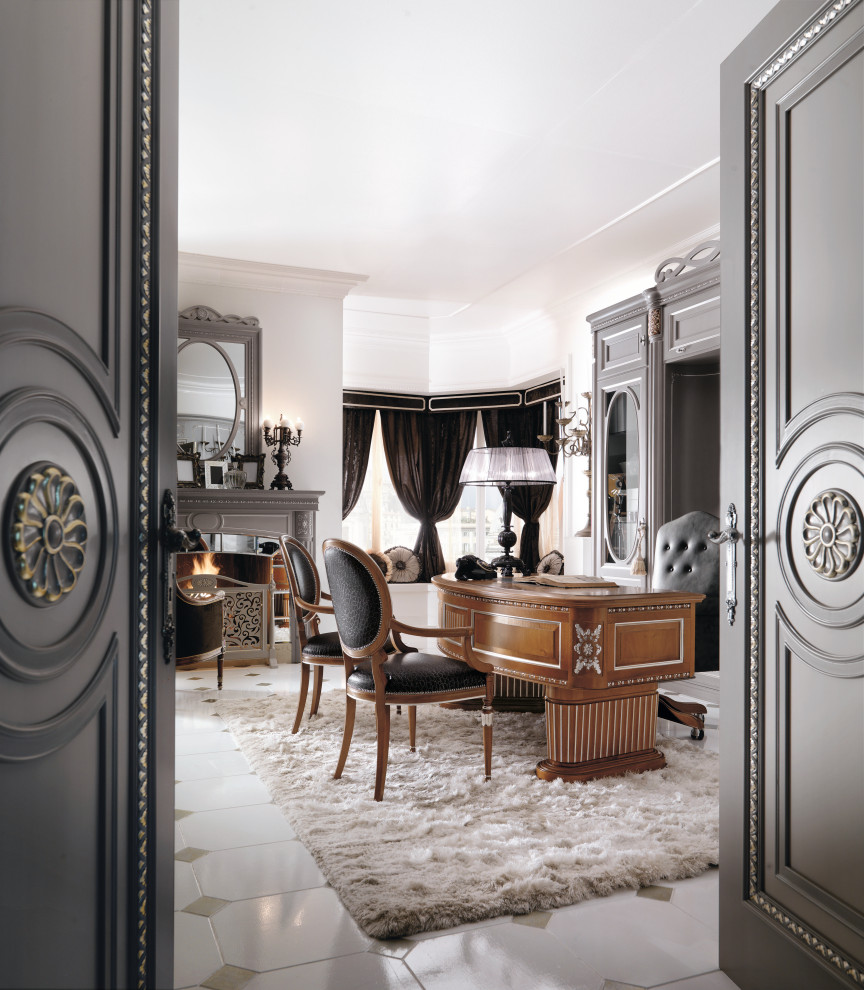 Klassisk inredning av ett stort hemmastudio, med grå väggar, marmorgolv, flerfärgat golv och en standard öppen spis