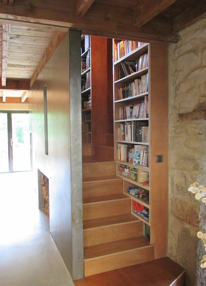 На фото: маленькая прямая деревянная лестница в стиле модернизм с деревянными ступенями для на участке и в саду