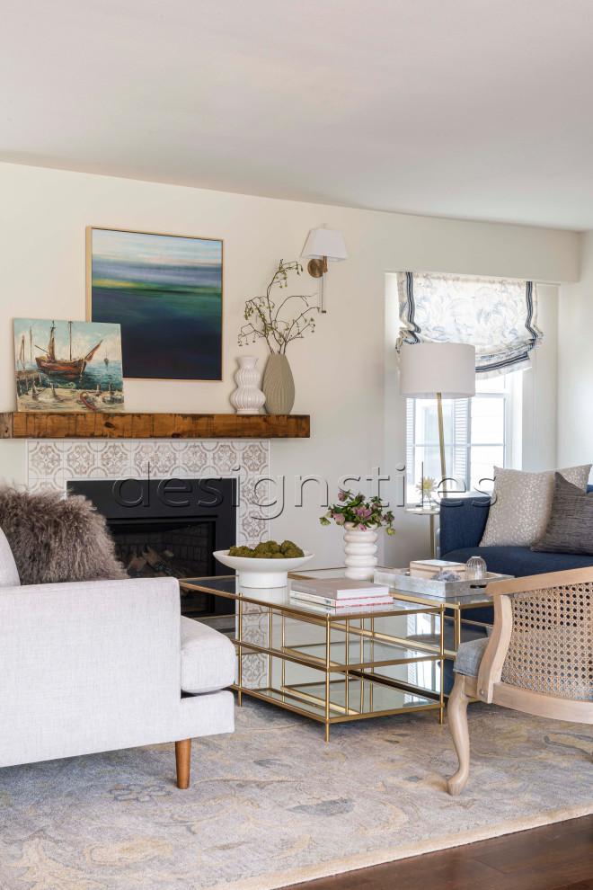 Example of a transitional home design design in Los Angeles