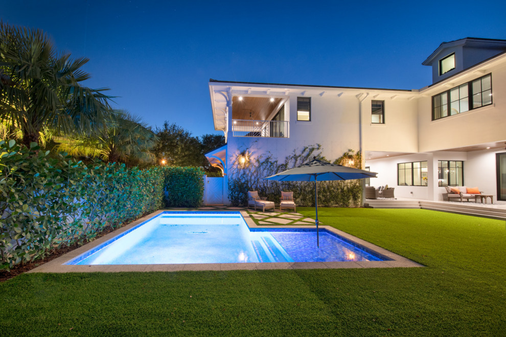 Ejemplo de casa de la piscina y piscina alargada clásica renovada grande en forma de L en patio trasero