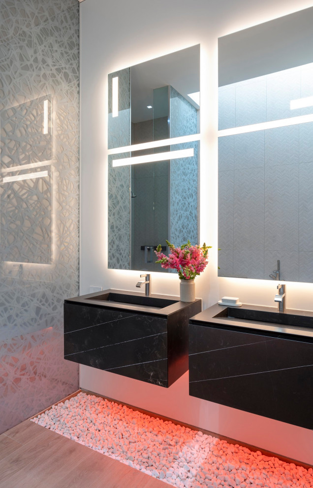 Mittelgroßes Modernes Duschbad mit schwarzen Schränken, weißer Wandfarbe, Wandwaschbecken, buntem Boden, schwarzer Waschtischplatte, Doppelwaschbecken, schwebendem Waschtisch und eingelassener Decke in Los Angeles
