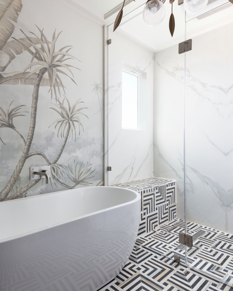 Inspiration för mellanstora turkost badrum, med släta luckor, ett fristående badkar, en kantlös dusch, en bidé, grå väggar, marmorgolv, ett fristående handfat och dusch med gångjärnsdörr