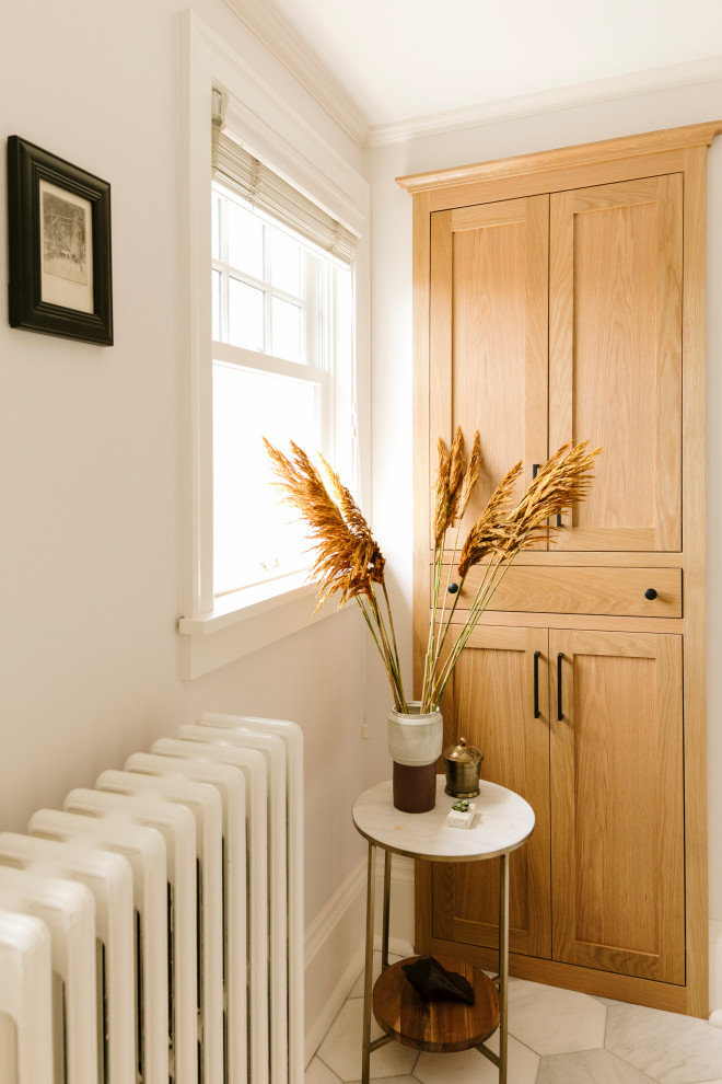 Transitional home design photo in Minneapolis