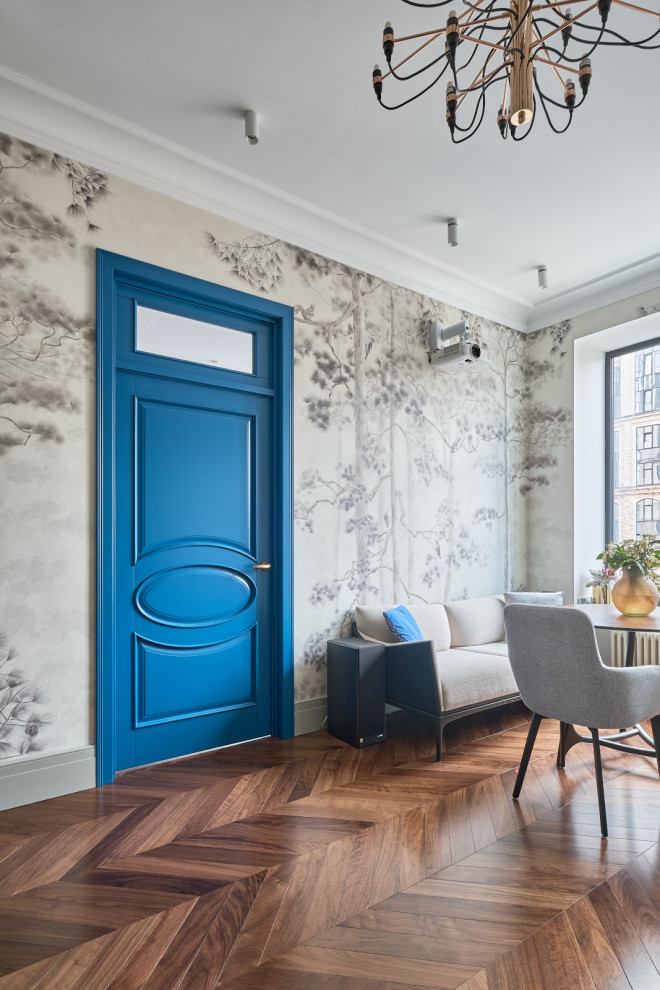 Классические двери ярко-синего цвета