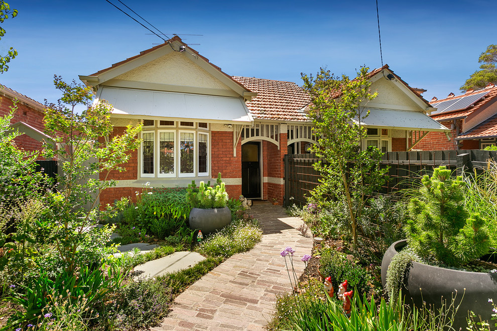 This is an example of a traditional entryway in Melbourne.