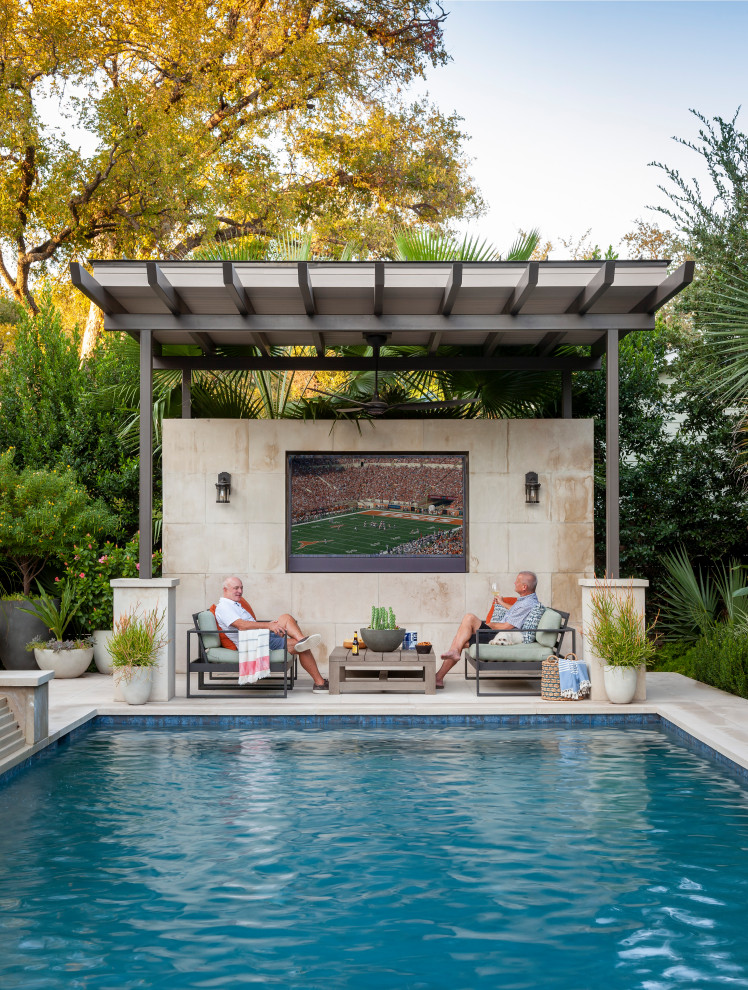 Источник вдохновения для домашнего уюта: прямоугольный бассейн на заднем дворе в стиле неоклассика (современная классика) с покрытием из каменной брусчатки