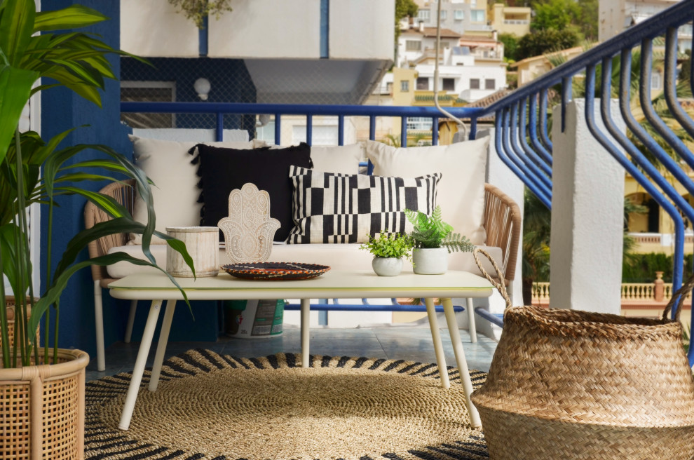 На фото: балкон и лоджия среднего размера в средиземноморском стиле с навесом и металлическими перилами в квартире