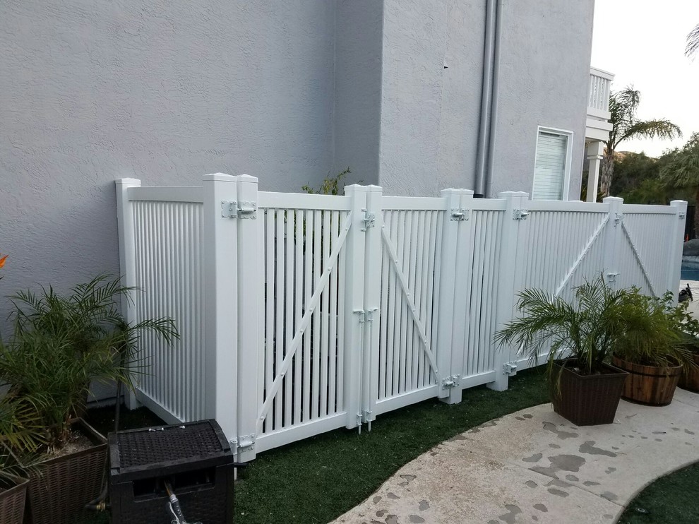 Vinyl Fence pool equipment enclosure Los Angeles by 3T Fence