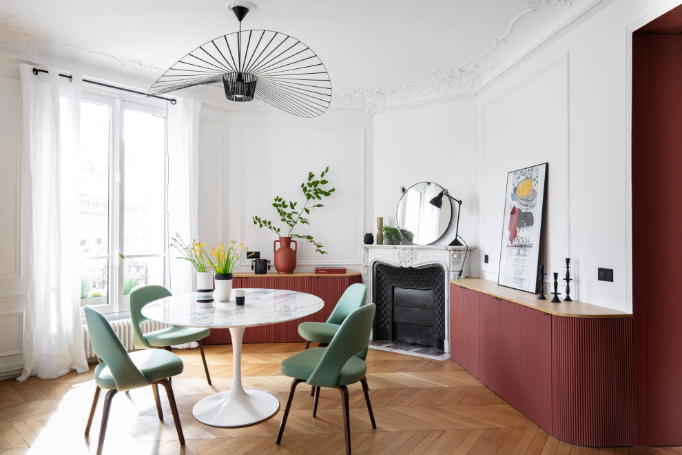 Offenes, Mittelgroßes Modernes Esszimmer mit hellem Holzboden, Eckkamin und vertäfelten Wänden in Paris