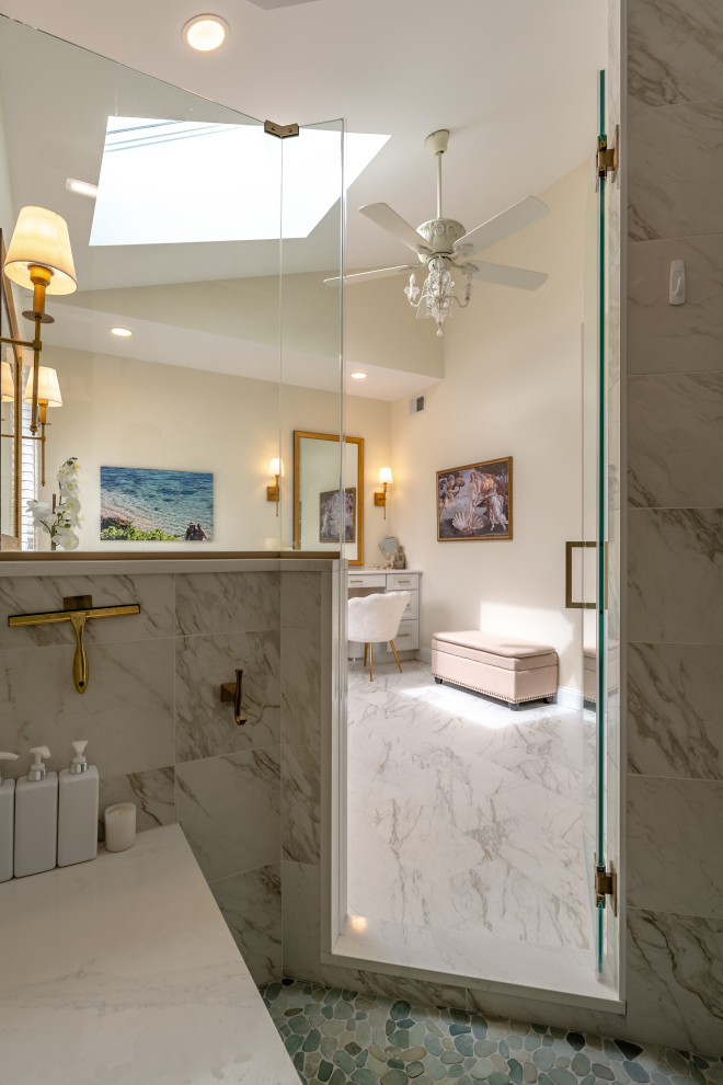 Cette image montre une grande salle de bain principale traditionnelle avec un placard avec porte à panneau encastré, des portes de placard blanches, une baignoire indépendante, une douche, WC séparés, un carrelage multicolore, des carreaux de porcelaine, un mur beige, un sol en carrelage de porcelaine, un lavabo intégré, un plan de toilette en quartz modifié, un sol multicolore, une cabine de douche à porte battante, un plan de toilette blanc, un banc de douche, meuble double vasque, meuble-lavabo sur pied et un plafond voûté.