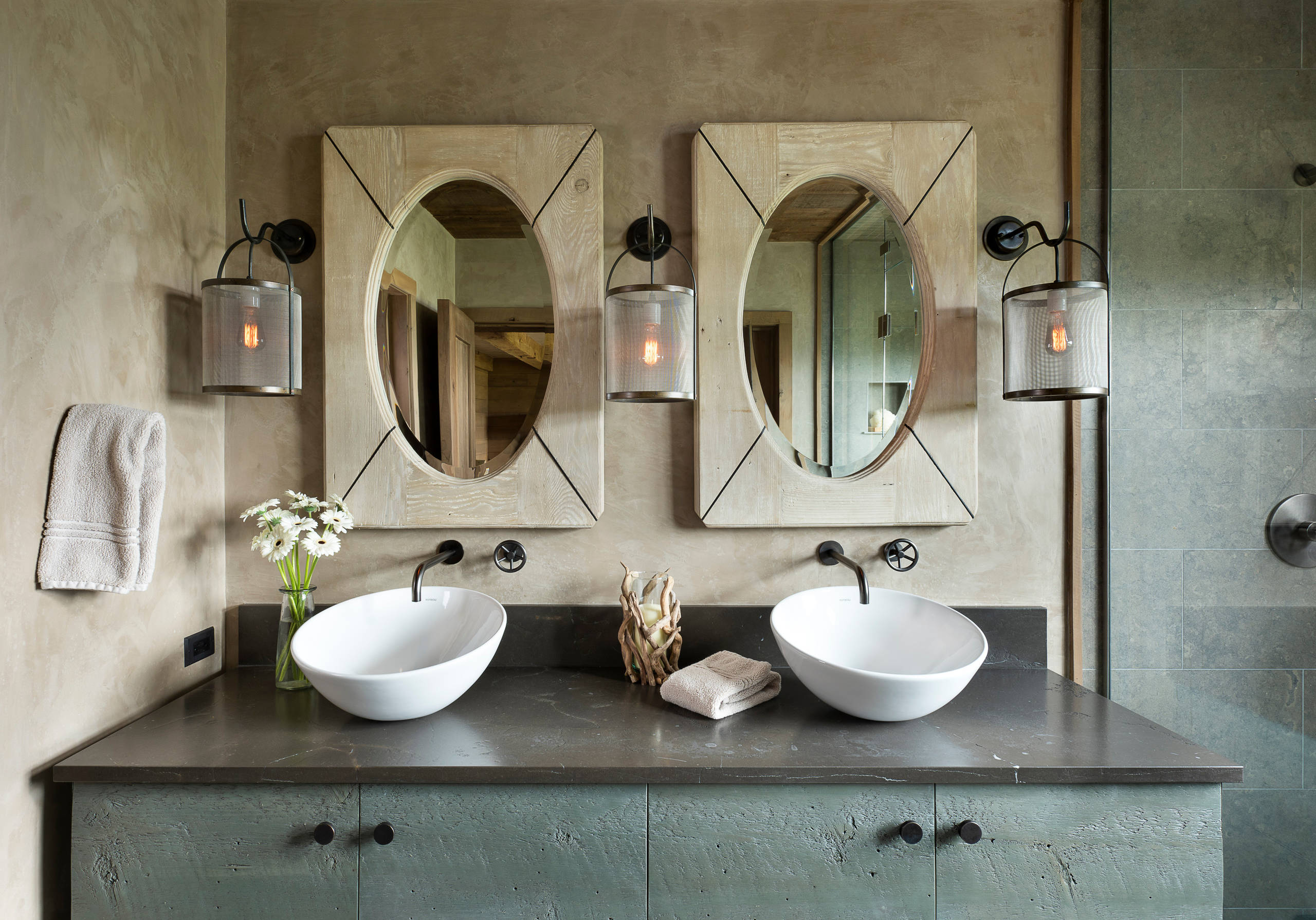 20 Delightful Double Vanities, image size:2560x1790