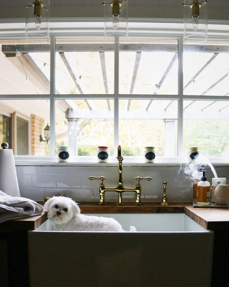 Eat-in kitchen - eat-in kitchen idea with a farmhouse sink