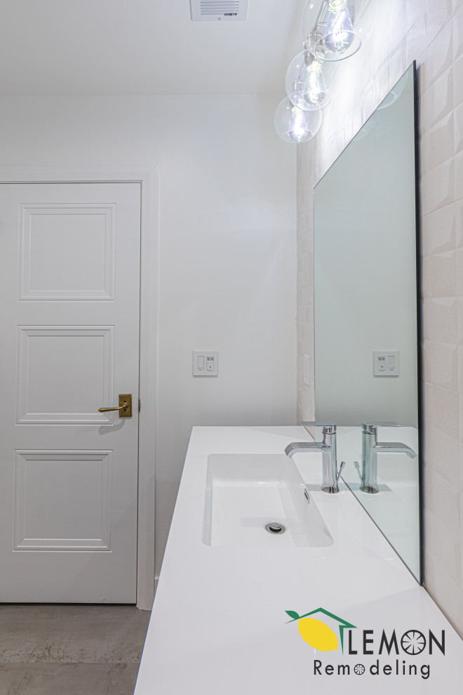 Стильный дизайн: главная ванная комната в стиле модернизм с подвесной тумбой, серыми фасадами, душем над ванной, белой плиткой, белыми стенами, врезной раковиной, серым полом, белой столешницей, нишей и тумбой под одну раковину - последний тренд