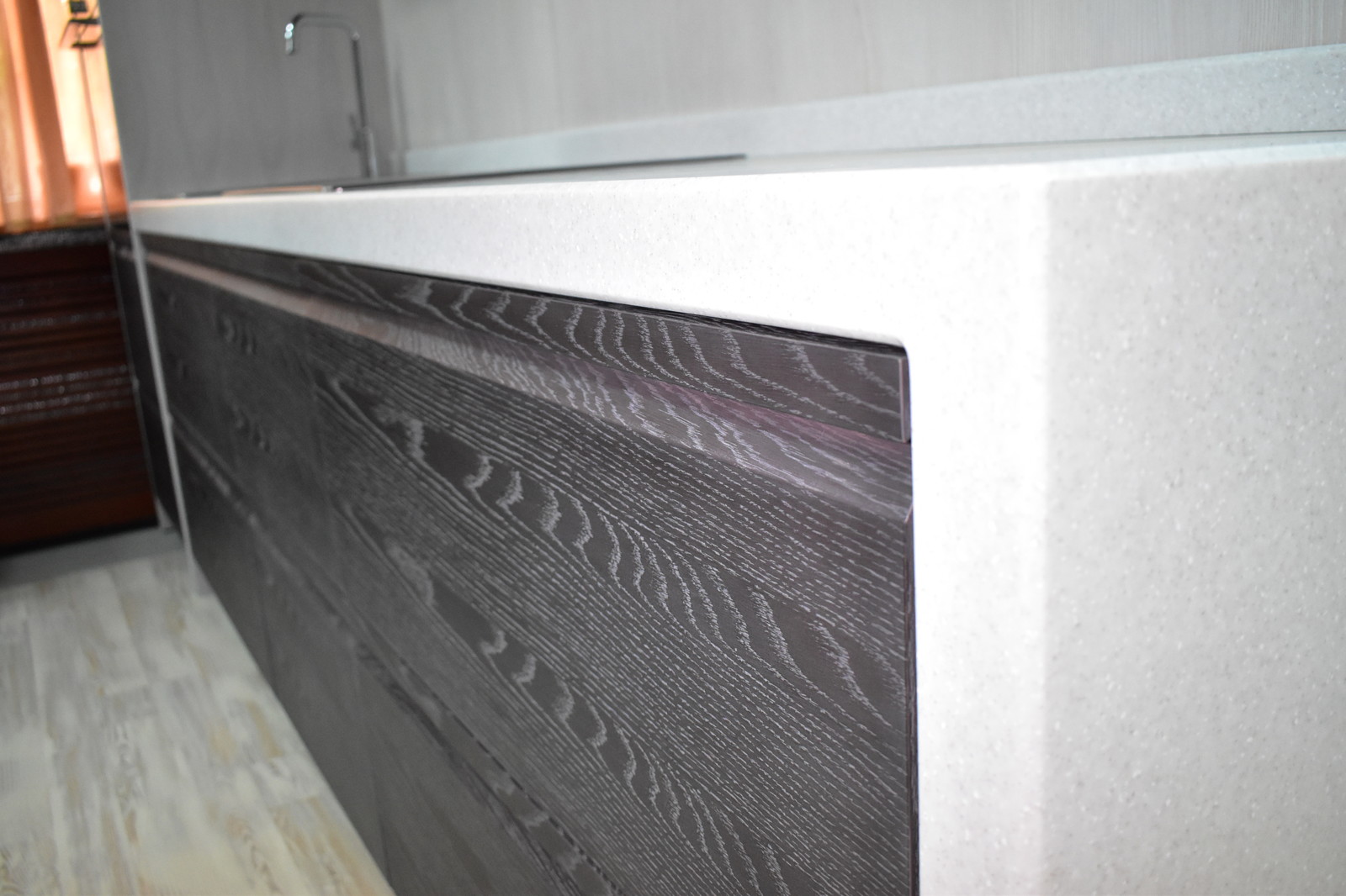 Кухня Пиано с интегрированной ручкой в фасад. Материал шпонированный МДФ