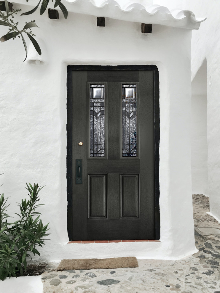 Réalisation d'une façade de maison blanche méditerranéenne de taille moyenne et à un étage avec un toit blanc.