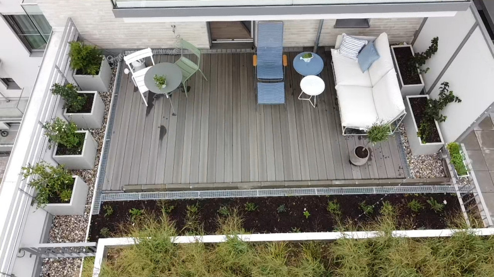 Mittelgroße, Unbedeckte Klassische Dachterrasse mit Kübelpflanzen und Mix-Geländer in München
