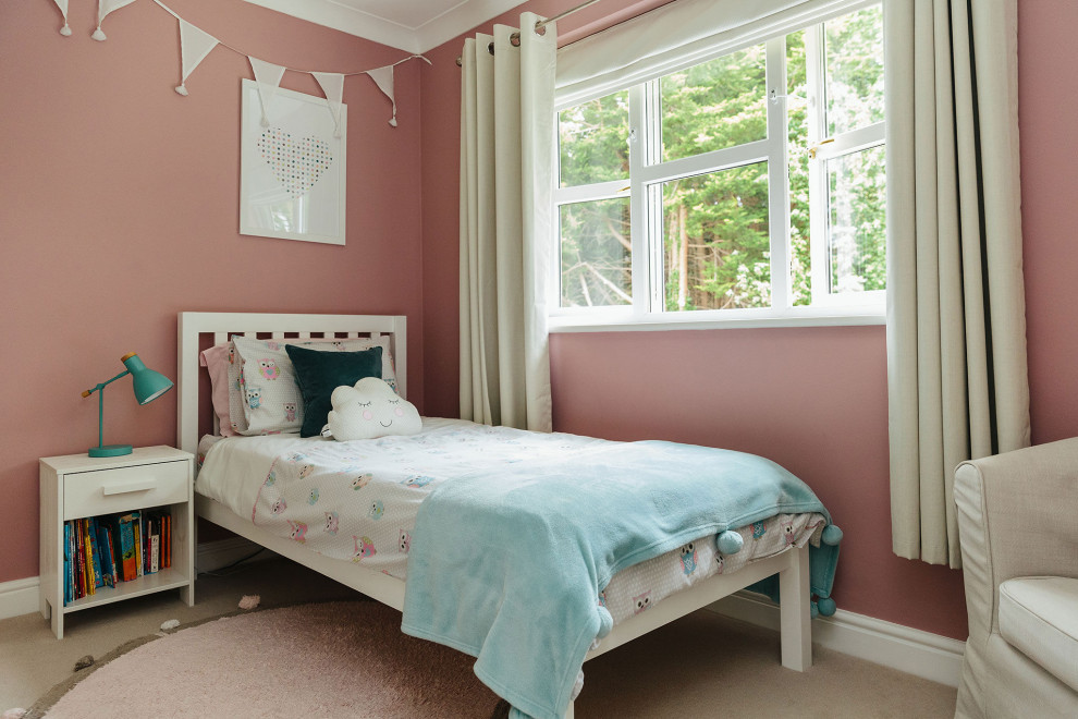 Mittelgroßes Klassisches Kinderzimmer mit Schlafplatz, rosa Wandfarbe, Teppichboden und beigem Boden in Hertfordshire