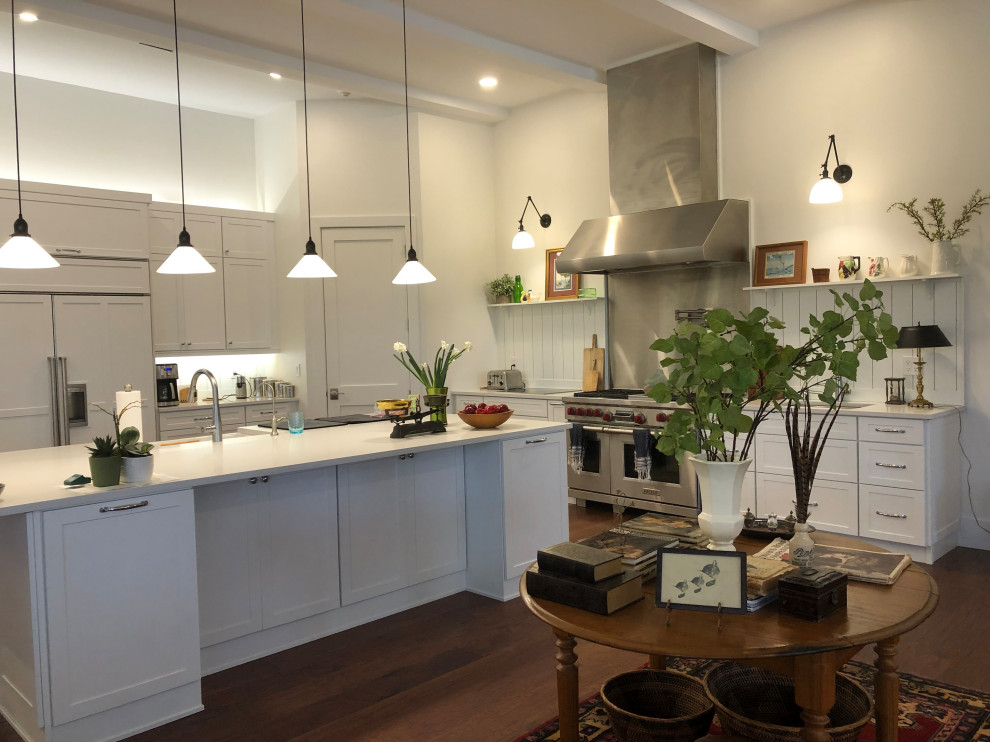 Example of a transitional home design design in Miami