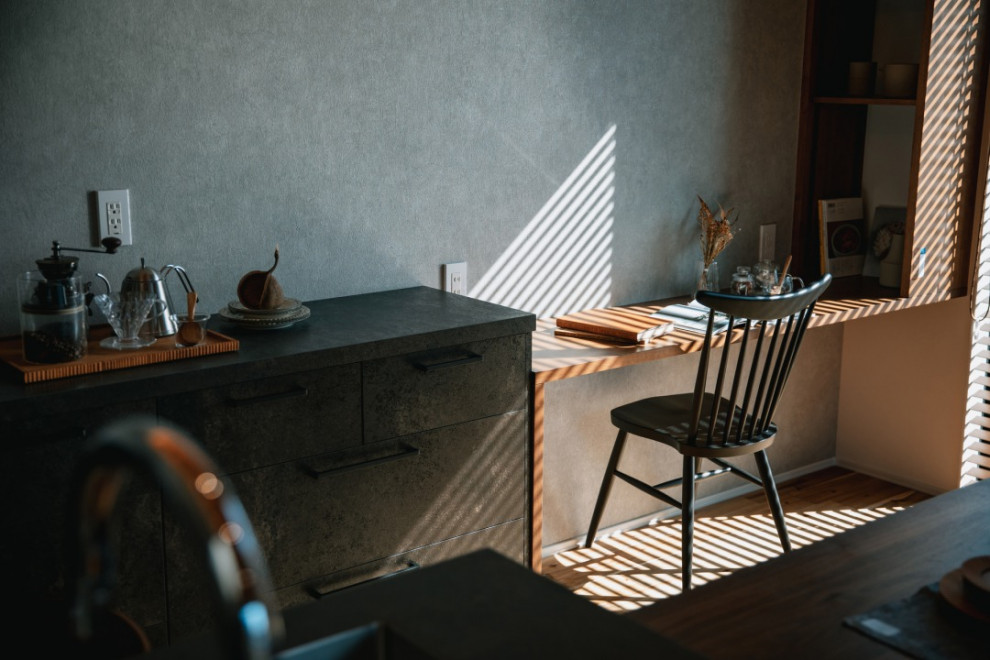 Foto di uno studio country con pareti grigie, pavimento in legno massello medio, scrivania incassata, pavimento marrone, soffitto in carta da parati e carta da parati