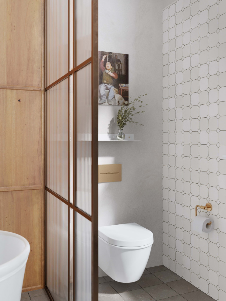 Пример оригинального дизайна: большая главная ванная комната в скандинавском стиле с плоскими фасадами, фасадами цвета дерева среднего тона, отдельно стоящей ванной, душем без бортиков, инсталляцией, белой плиткой, керамической плиткой, белыми стенами, полом из цементной плитки, настольной раковиной, мраморной столешницей, серым полом, открытым душем, белой столешницей, нишей, тумбой под две раковины, подвесной тумбой и балками на потолке