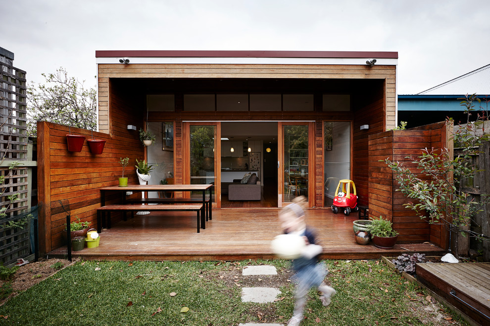 Photo of a mid-sized contemporary one-storey brown exterior in Melbourne with wood siding.
