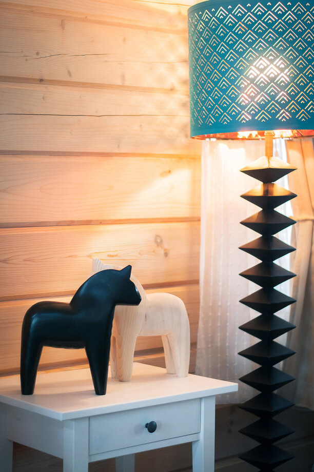 В деревянном доме хорошо смотрится деревянный декор из Икеа