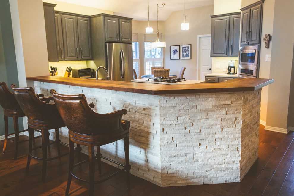 Kitchen - transitional kitchen idea in Austin
