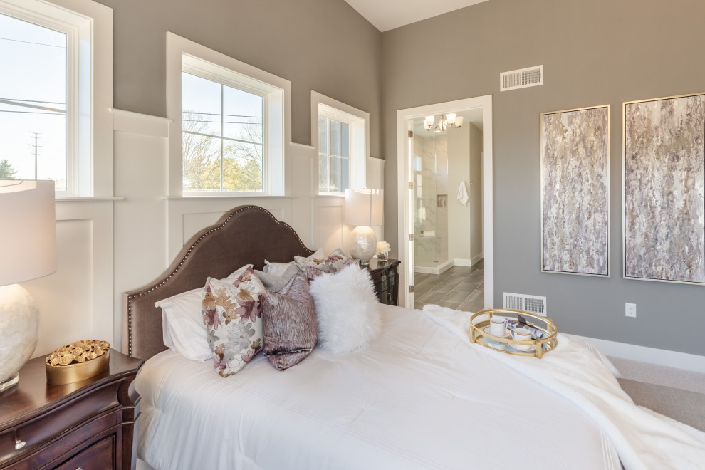 Стильный дизайн: огромная хозяйская спальня в стиле кантри с серыми стенами, ковровым покрытием, серым полом, кессонным потолком и панелями на стенах - последний тренд