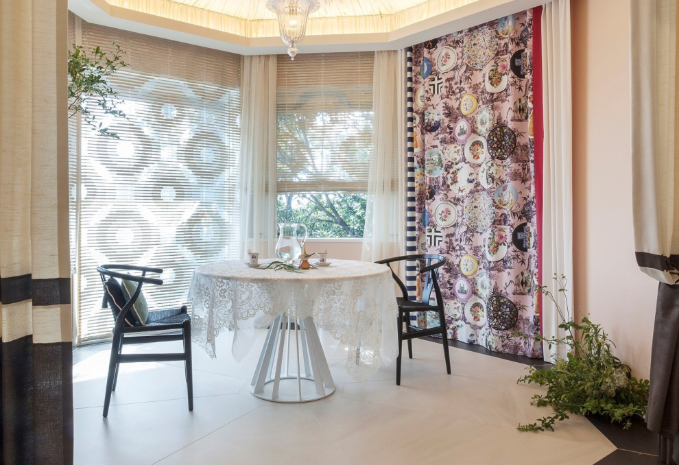 Idée de décoration pour une salle à manger bohème avec une banquette d'angle, un mur rose, un sol en carrelage de céramique et un sol beige.