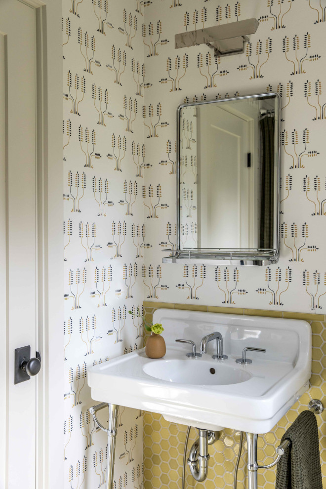 Inspiration för små klassiska toaletter, med klinkergolv i keramik, ett piedestal handfat, granitbänkskiva och gult golv