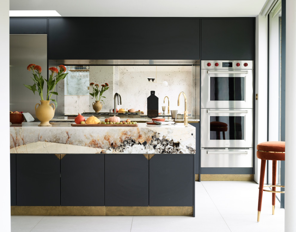 Exempel på ett mellanstort modernt flerfärgad flerfärgat kök, med släta luckor, svarta skåp, bänkskiva i kvartsit, stänkskydd med metallisk yta, spegel som stänkskydd, en köksö och vitt golv