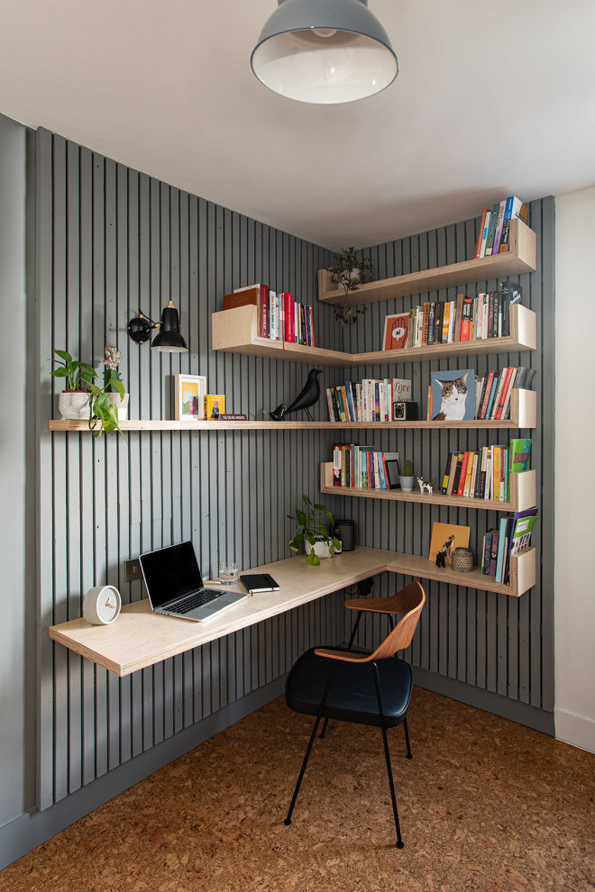 ロンドンにあるお手頃価格の中くらいなコンテンポラリースタイルのおしゃれな書斎 (グレーの壁、コルクフローリング、造り付け机、茶色い床、パネル壁) の写真