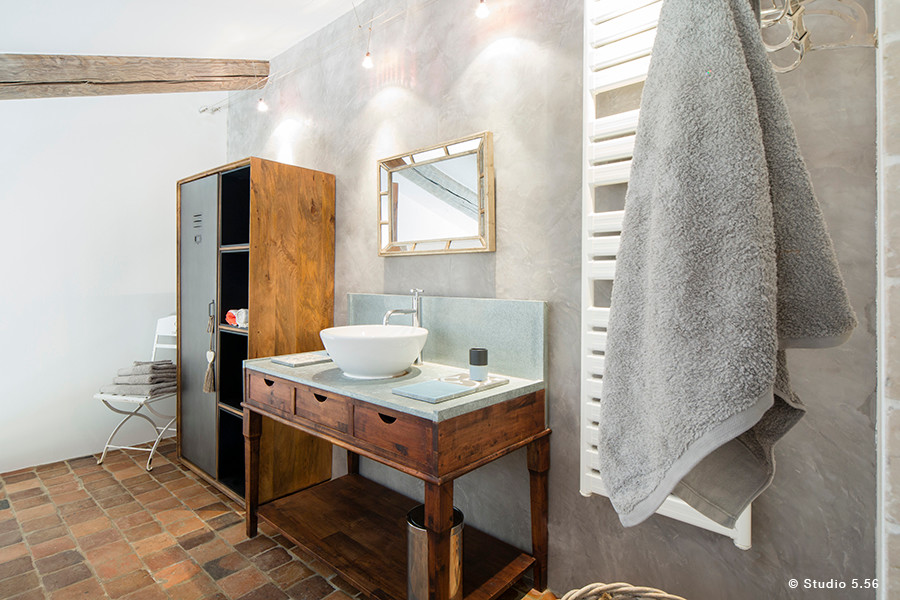 Mid-sized country master bathroom in Lyon with grey walls, terra-cotta floors and a vessel sink.